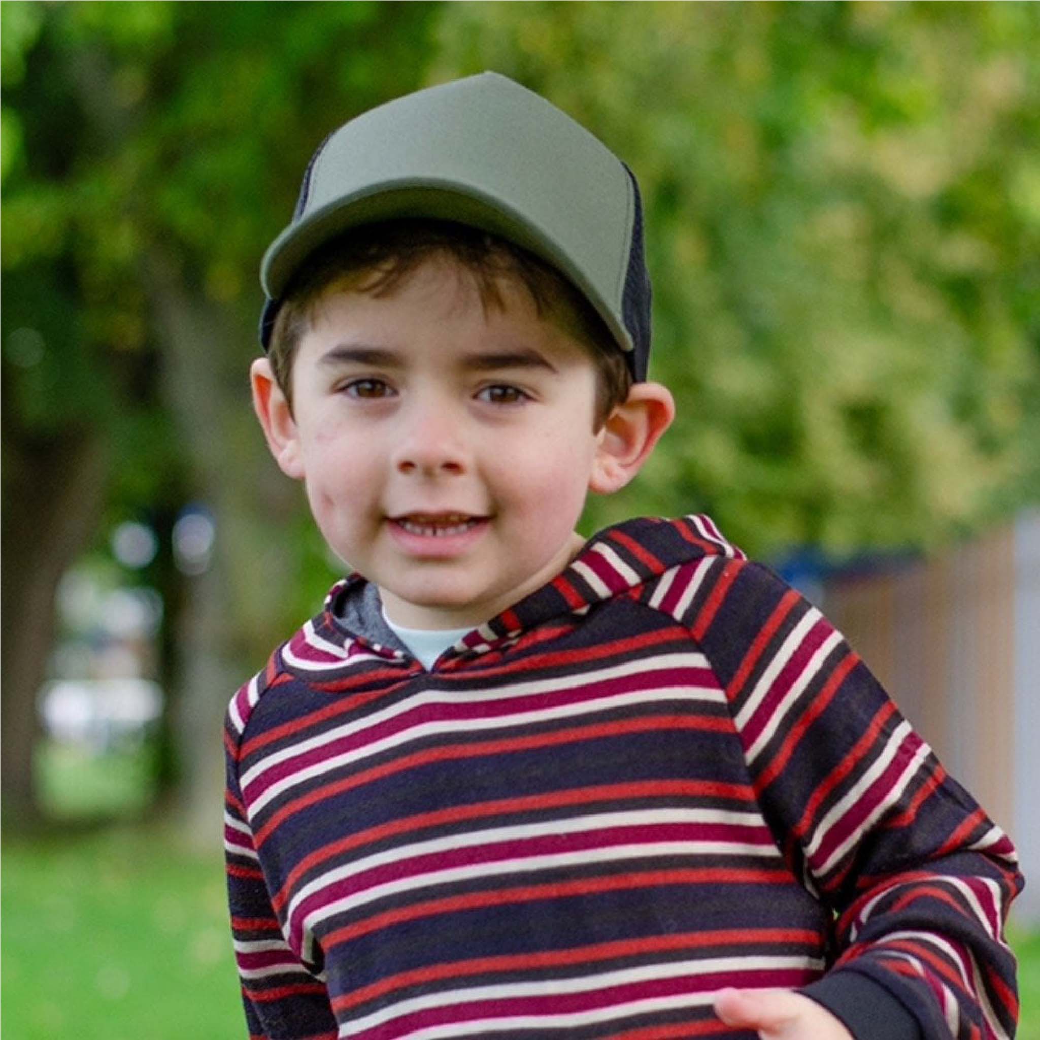 Kids No‑Logo Trucker Hat in Olive & Black